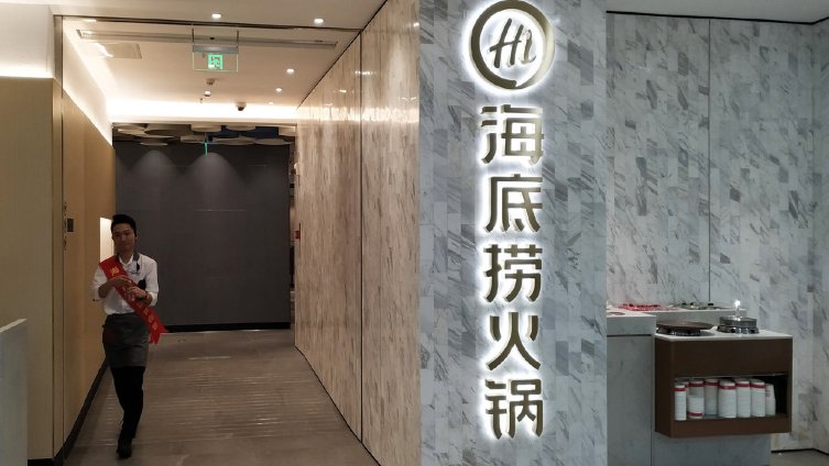 【复工后一片土豆1.5元,一碗米饭7元钱?你觉得合理吗?】近日,有网友在微博发布消息称,海